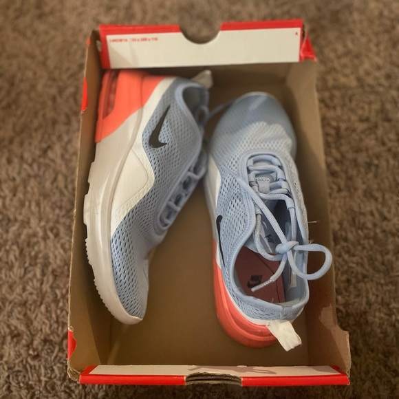 Nike Shoes - Nike Air Max Motion